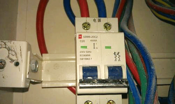 漏電保護(hù)裝置是造成西安西瑪電機(jī)頻繁燒毀的原因。 漏電保護(hù)裝置是造成西安西瑪電機(jī)頻繁燒毀的原因。